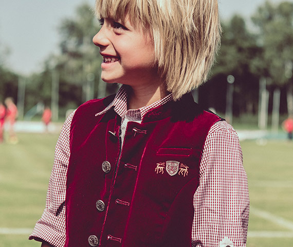 Kinder Trachten Trachtenlooks für kleine FC Bayern Fans von Spieth & Wensky