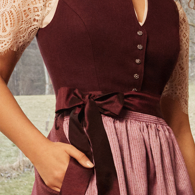 Herbst-Dirndl Dirndl in Dunkelrot mit Knöpfen