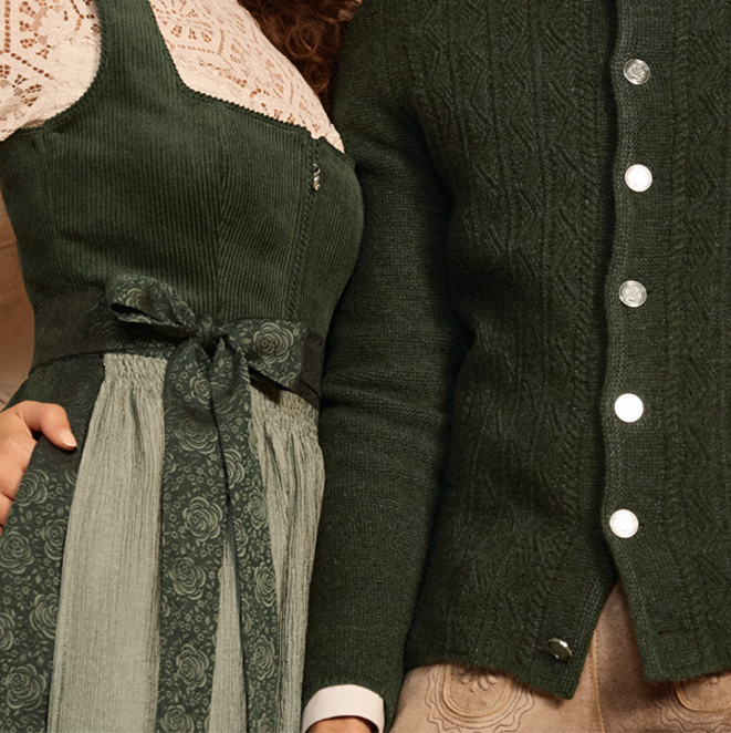 Dunkelgrünes Trachten-Outfit Lederhose und Dirndl schön pflegen