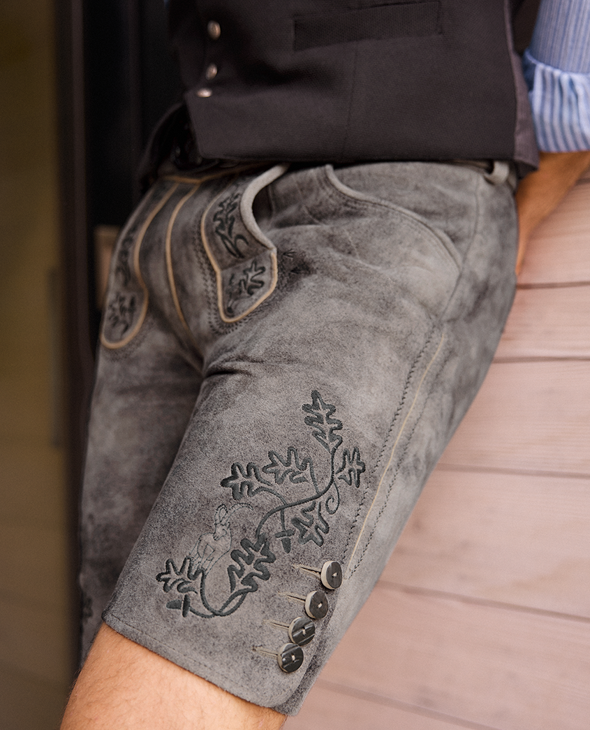 Graue Lederhose mit aufwendiger Stickerei