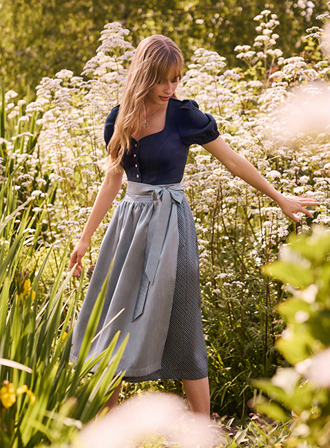 Dirndl in Dunkel- und Hellblau
