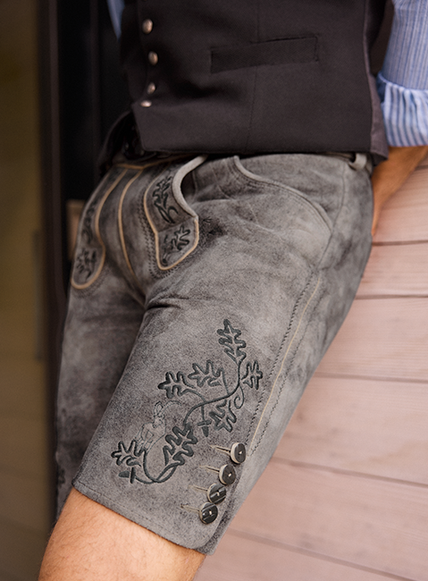 Graue Lederhose mit aufwendiger Stickerei