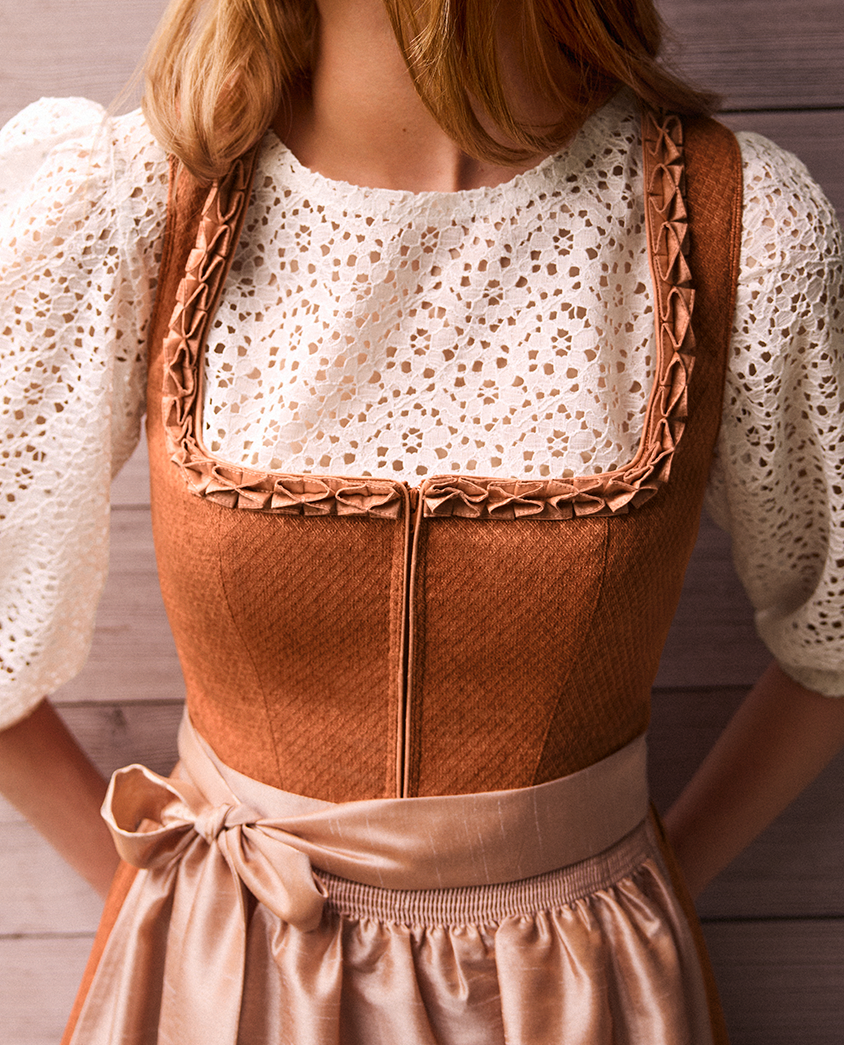 Dunkel-Oranges Dirndl mit weißer Bluse