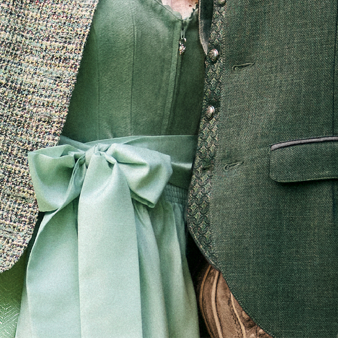 Paar in Grünem Trachten Ensemble