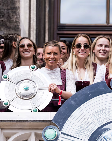 Dirndl im Stil der Vereinsfarben vom FCB