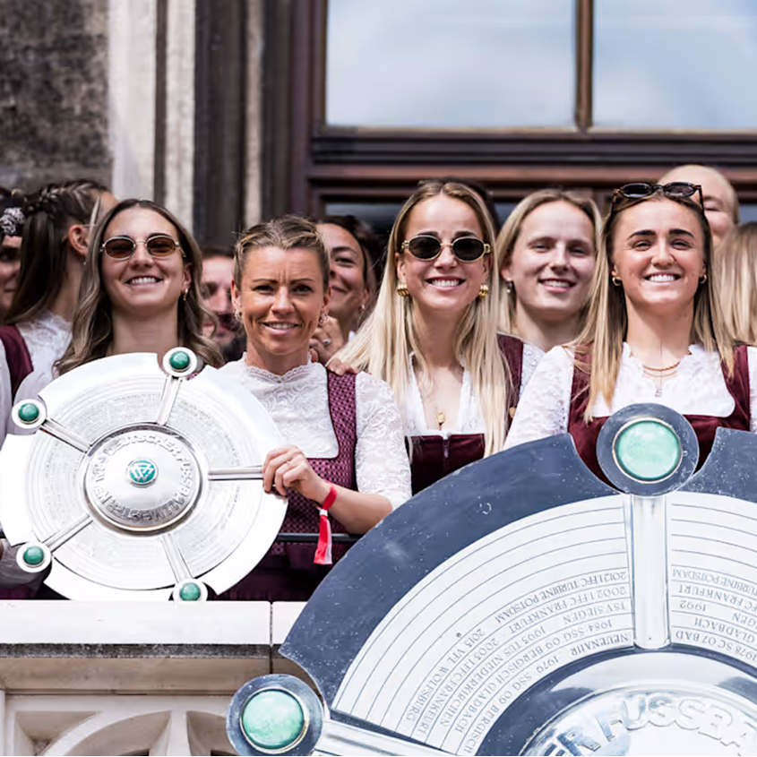 Dirndl im Stil der Vereinsfarben vom FCB