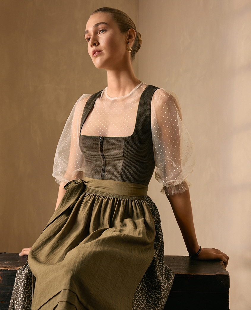 Herbstdirndl Dirndl in dunklen und hellen Farben
