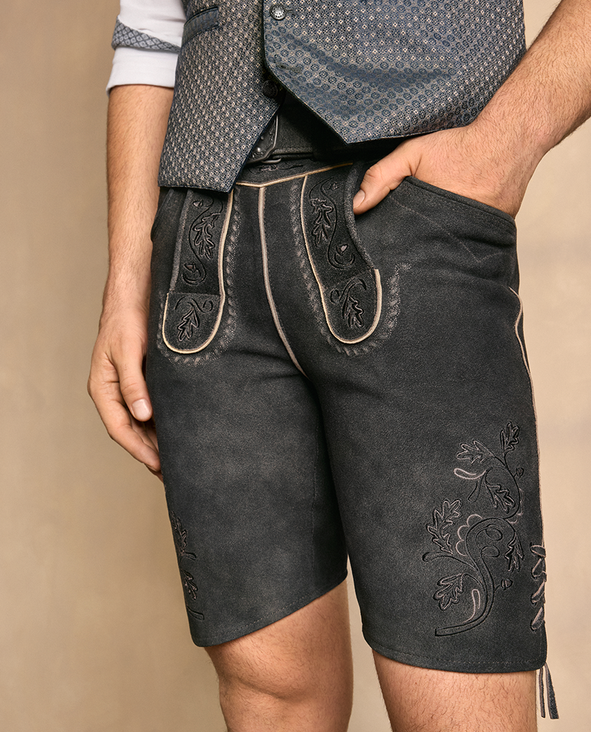 Schwarze Lederhose mit aufwendiger Stickerei