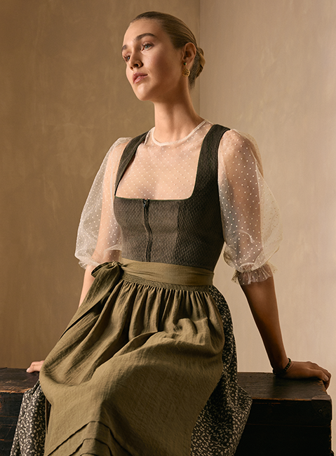 Herbstdirndl Dirndl in dunklen und hellen Farben