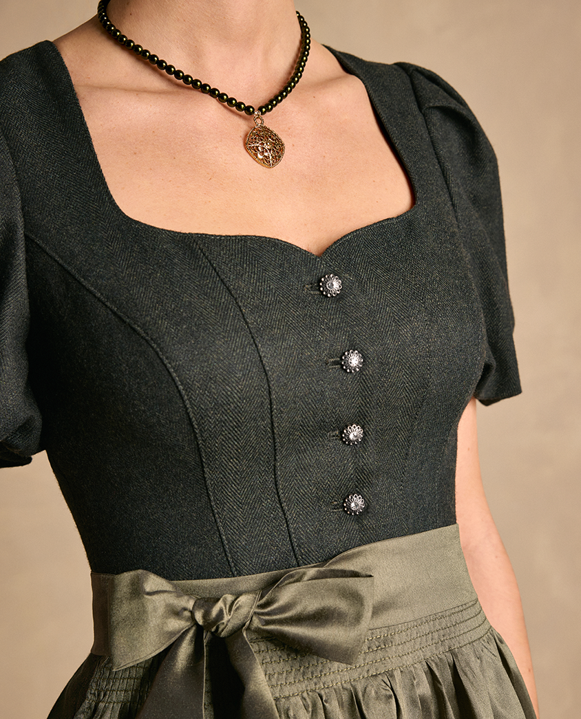 Neues Dirndl Dirndl in Dunkelgrün
