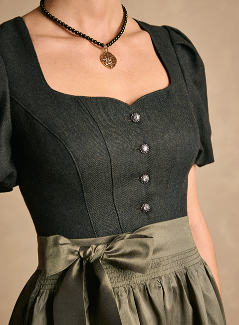 Neues Dirndl Dirndl in Dunkelgrün